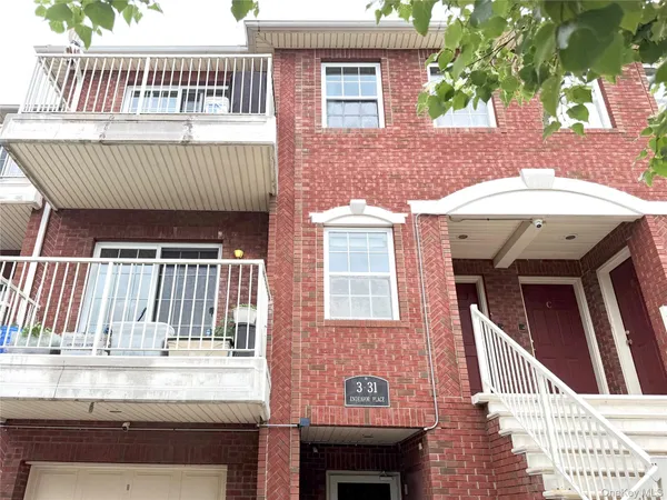 $718,000 | 3-31 Endeavor Place, Unit B | College Point