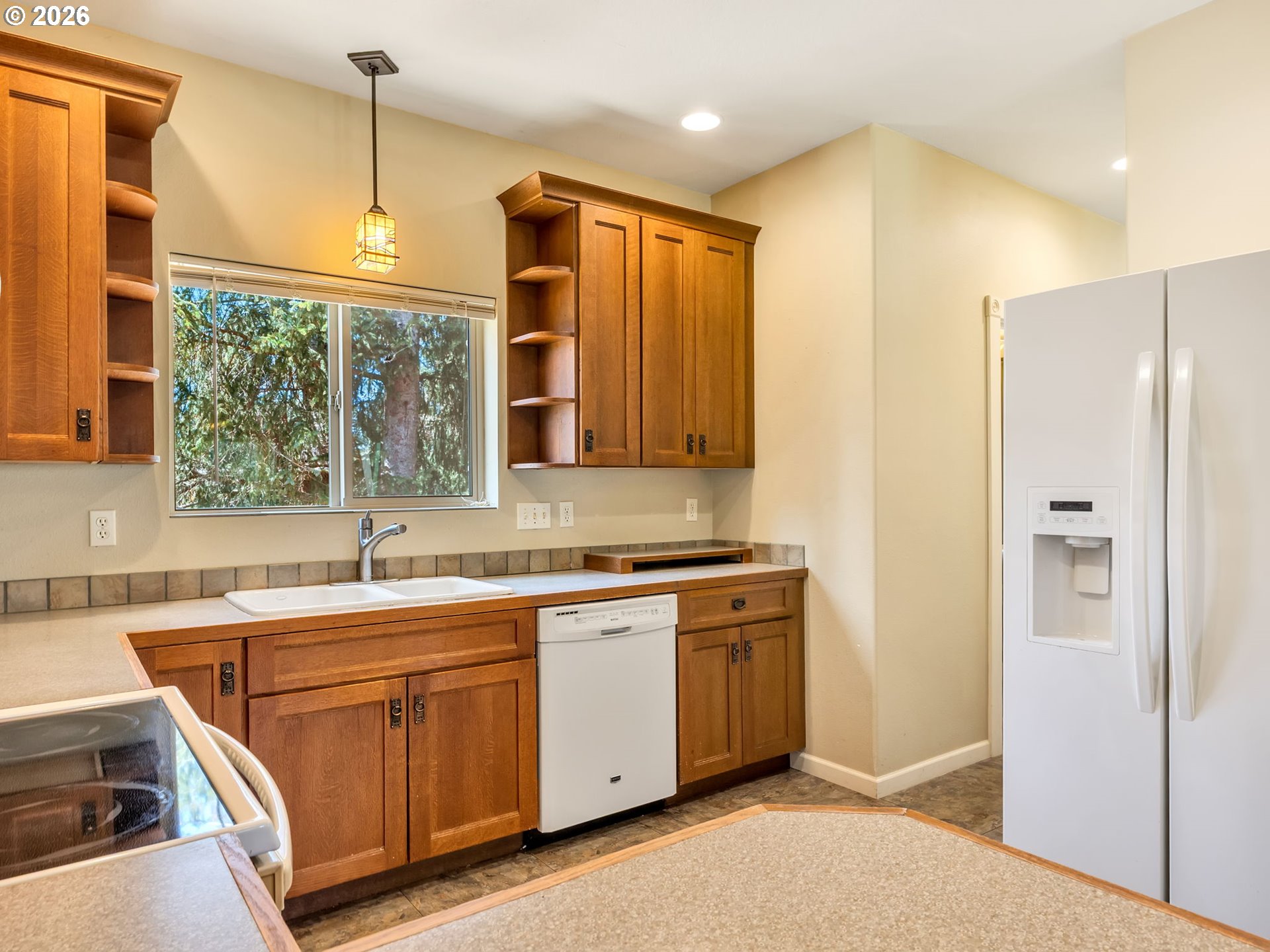 1077 Southwest Ridge Road Warrenton, OR 97146 - Photo 23 of 46 a kitchen with a sink stove and refrigerator