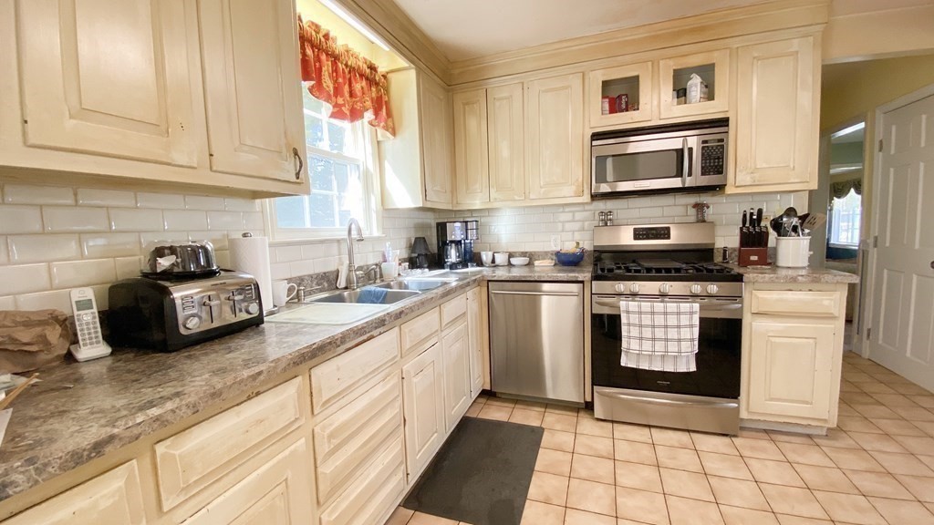 25 Beaconsfield Street Lawrence, MA 01843 - Photo 2 of 30