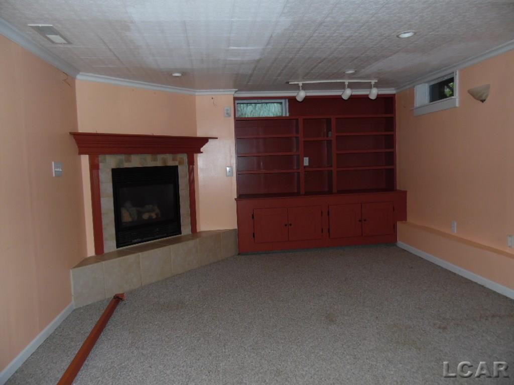 877 Addison Street Adrian, MI 49221 - Photo 16 of 18 31304972-15.JPG