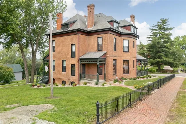 $600,000 | 1328 Francis Street, St. Joseph, MO 64501