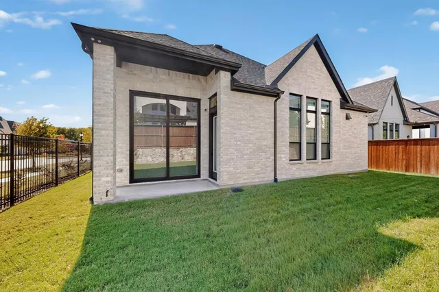 a view of a backyard with pathway