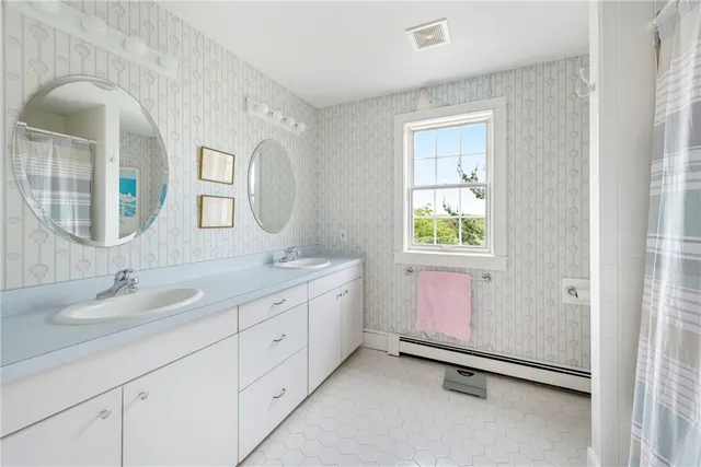 $3,450,000 | 576 West Main Road, Little Compton, RI 02837