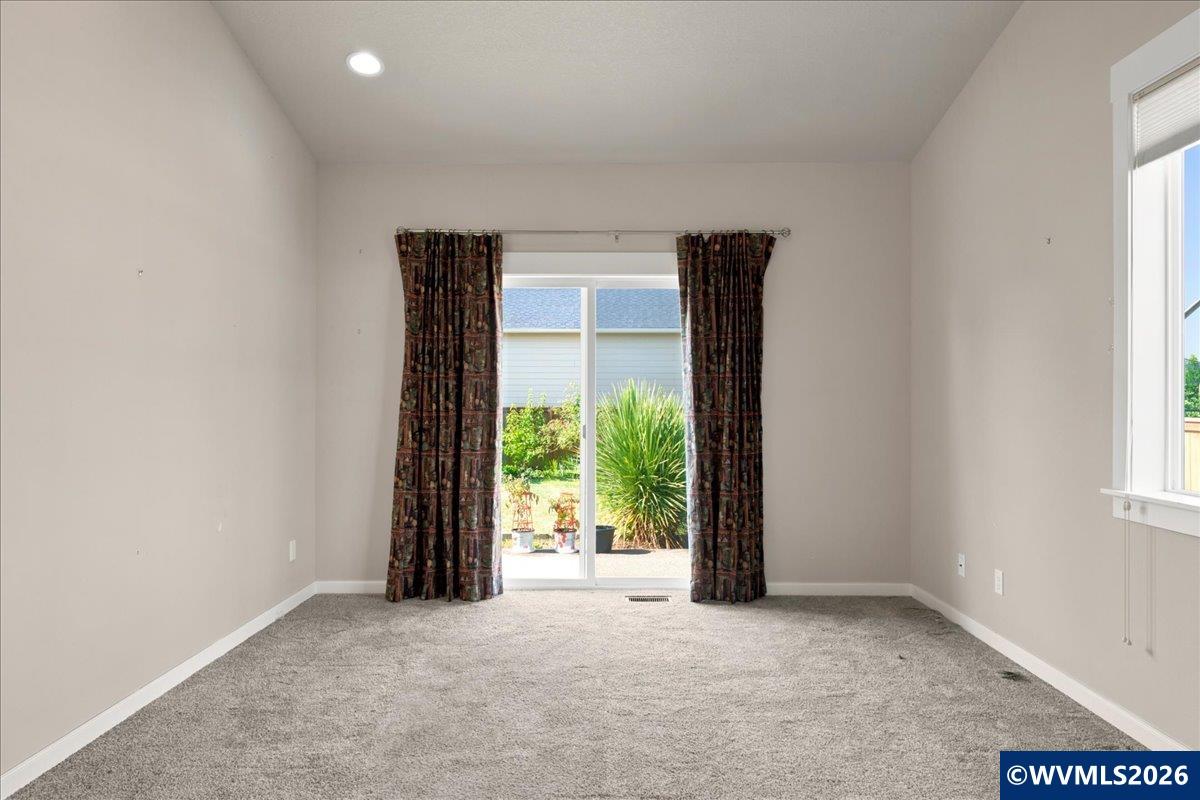 2020 Northeast Evergreen Avenue Albany, OR 97321 - Photo 18 of 29