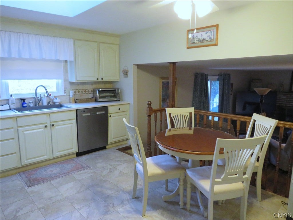 7376 Farmstead Road Liverpool, NY 13088 - Photo 14 of 38 Gallery Image 14