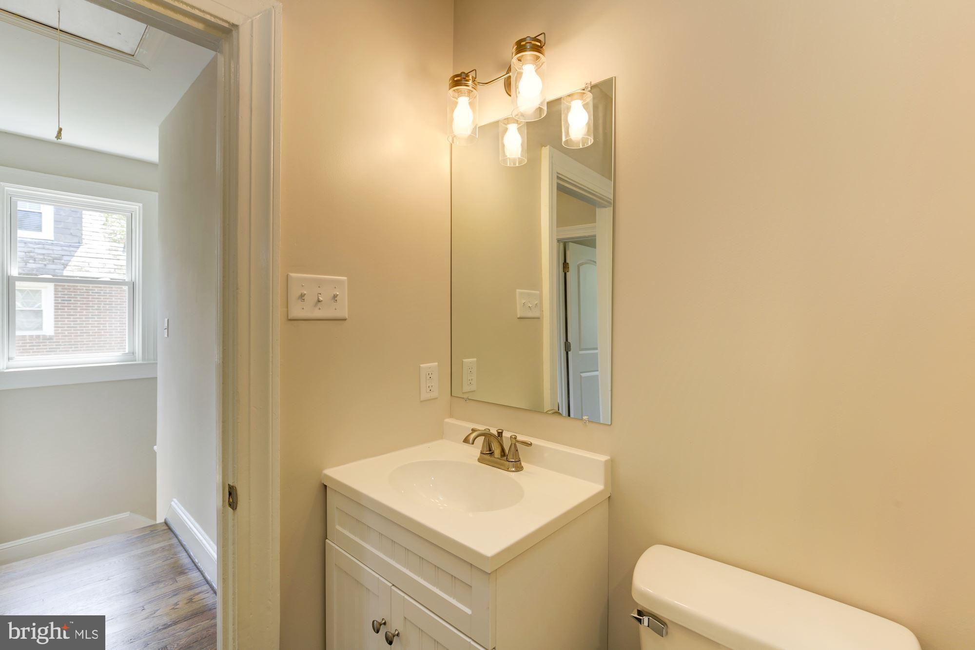 406 Hopkins Road Baltimore, MD 21212 - Photo 34 of 52 Hall bath