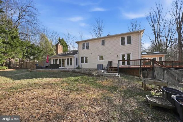 a view of a house with backyard