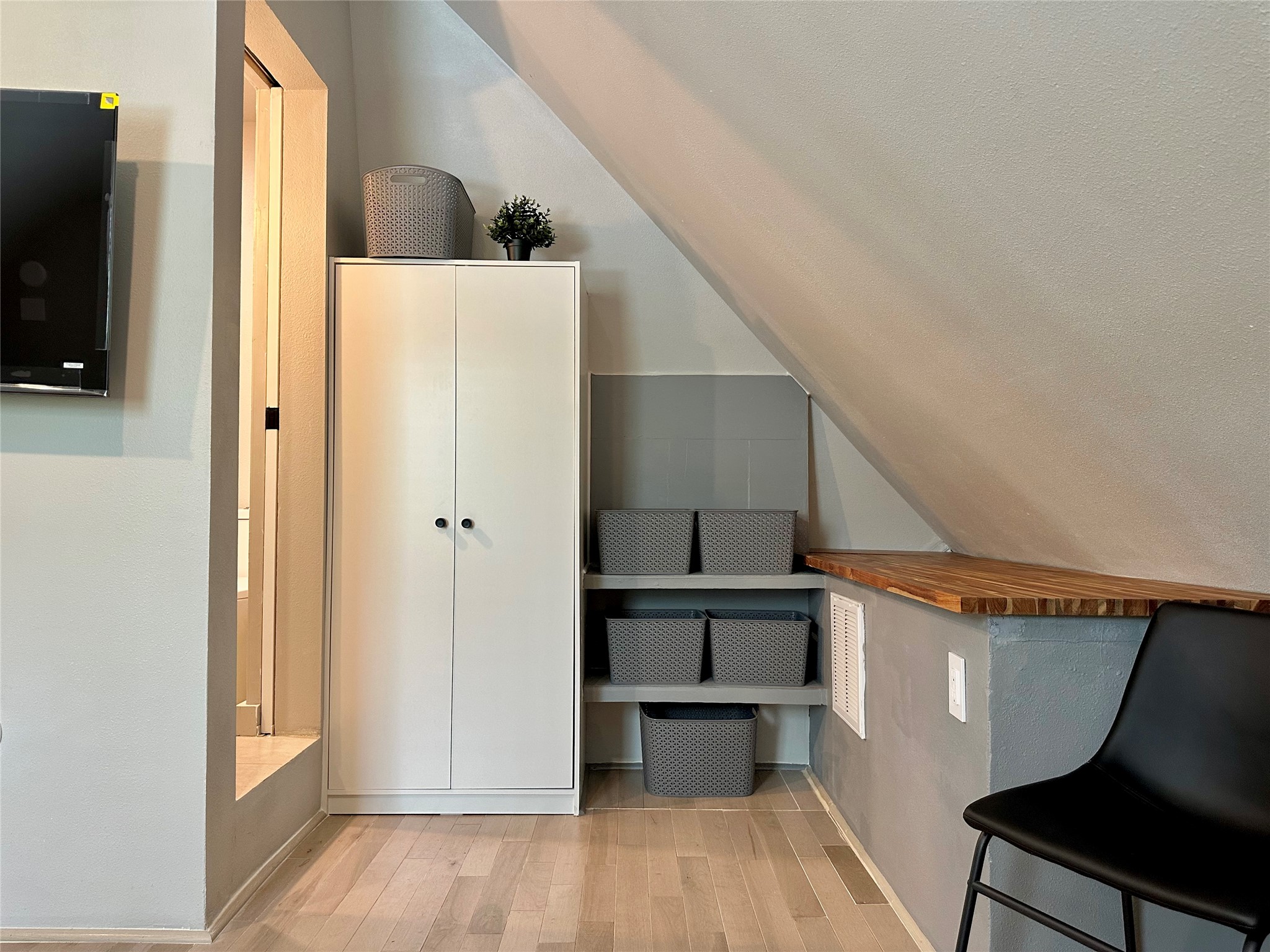 914 East 39th Street, Unit 2 Austin, TX 78751 - Photo 20 of 34 Bonus room featuring light wood-style flooring and baseboards