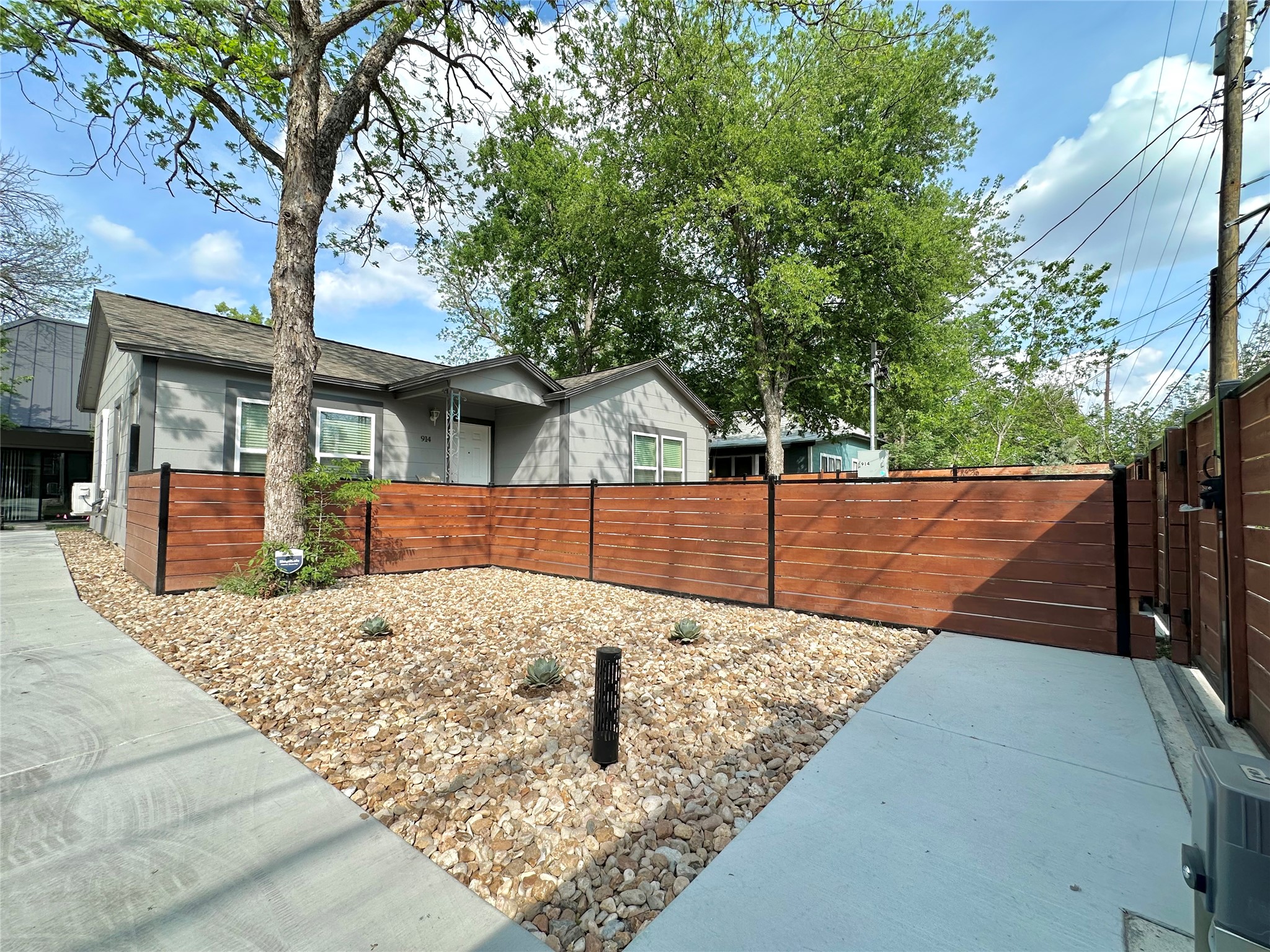 914 East 39th Street, Unit 2 Austin, TX 78751 - Photo 32 of 34 View of side of home