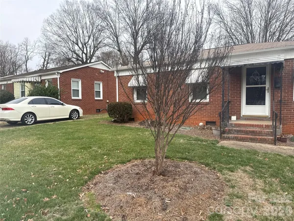 a view of a yard in front of a house