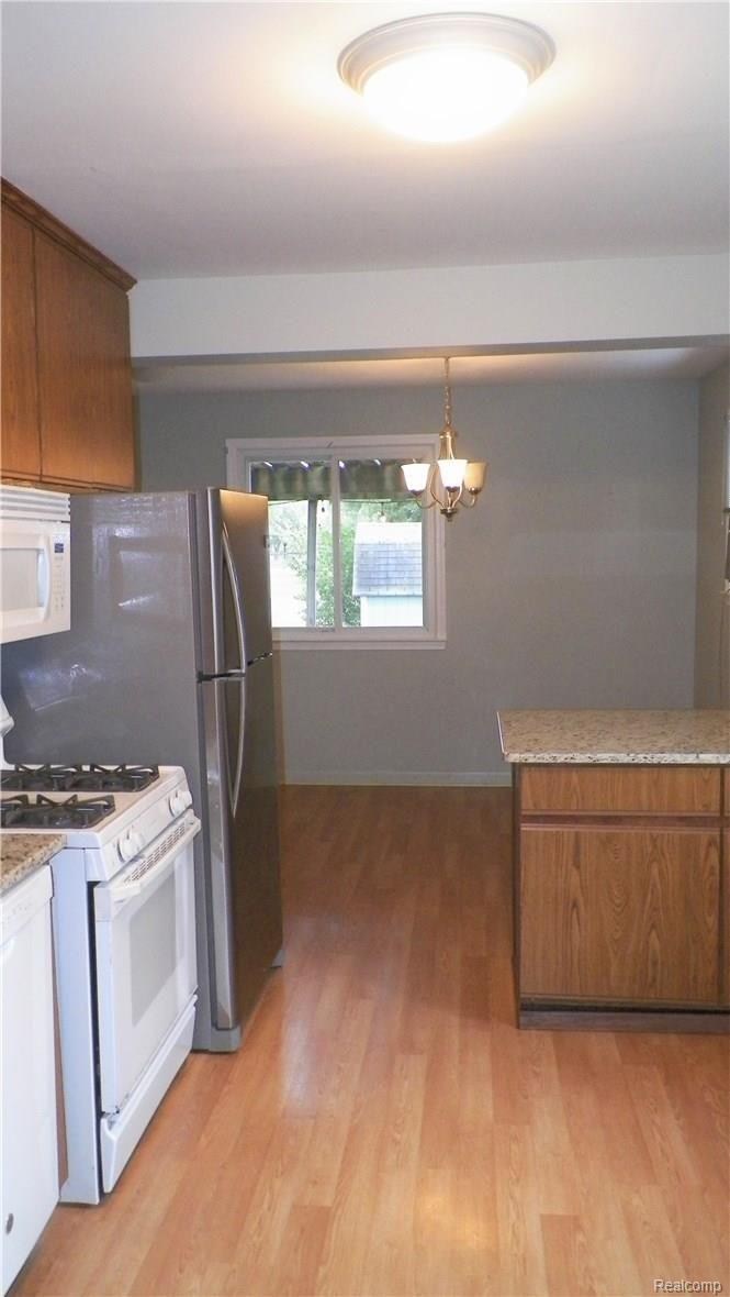 2711 Normandy Road Royal Oak, MI 48073 - Photo 4 of 19 100_7163.JPG