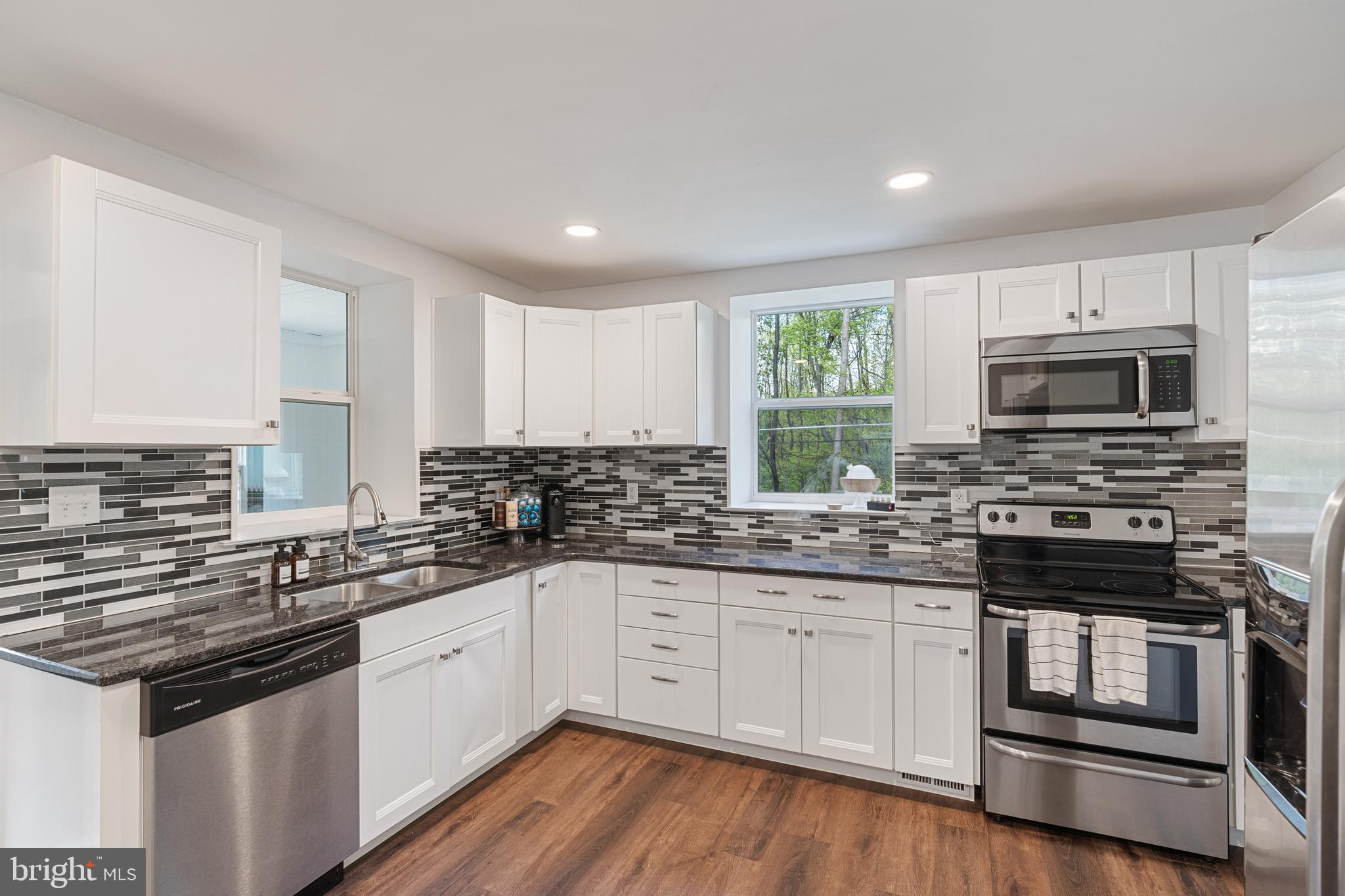 360 Hartman Road Reading, PA 19606 - Photo 16 of 27 Granit Countertops and Tile Backsplash