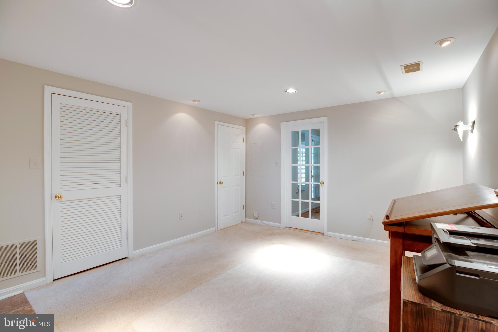 5909 Rinard Drive Centreville, VA 20120 - Photo 22 of 46 a view of a livingroom with a kitchen