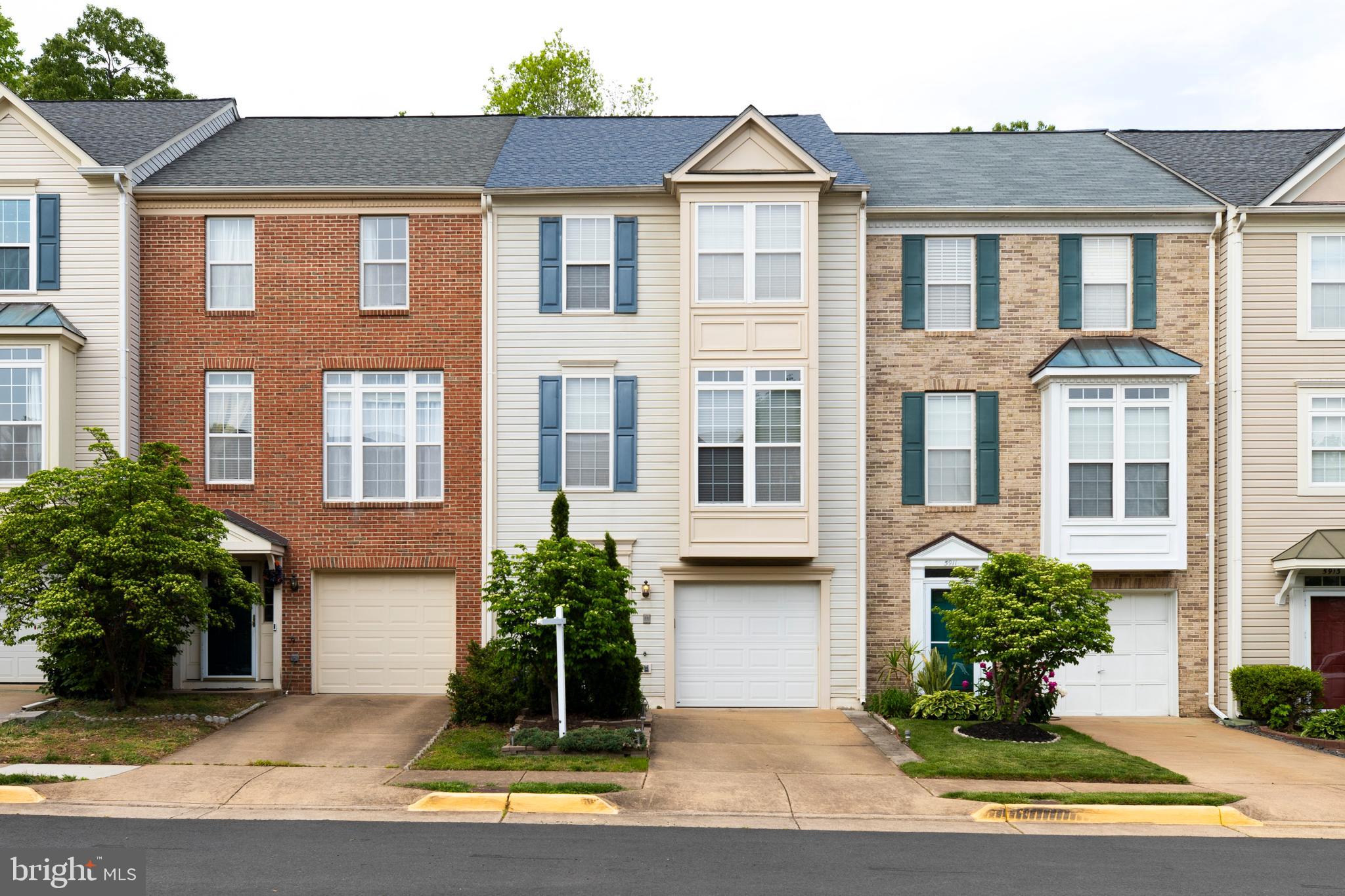 5909 Rinard Drive Centreville, VA 20120 - Photo 46 of 46 a front view of a house