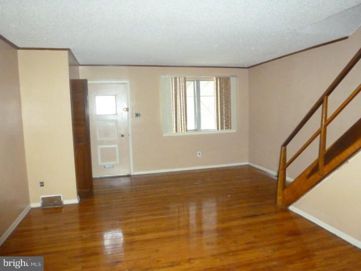 4505 Aberdale Road Philadelphia, PA 19136 - Photo 2 of 7 Living Room