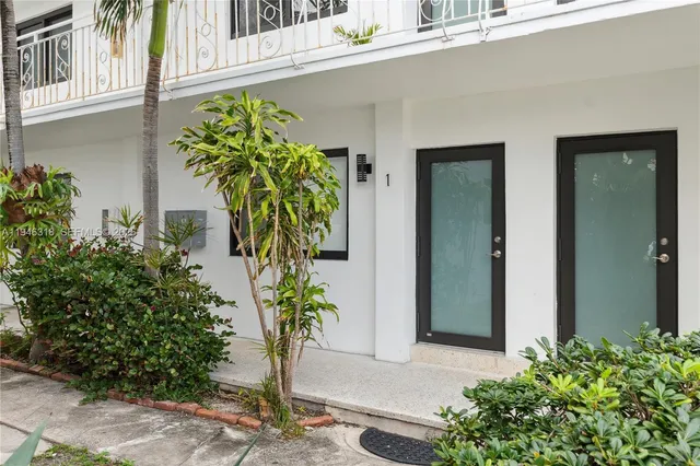 $2,600 | 8020 Crespi Boulevard, Unit 2, Miami Beach, FL 33141