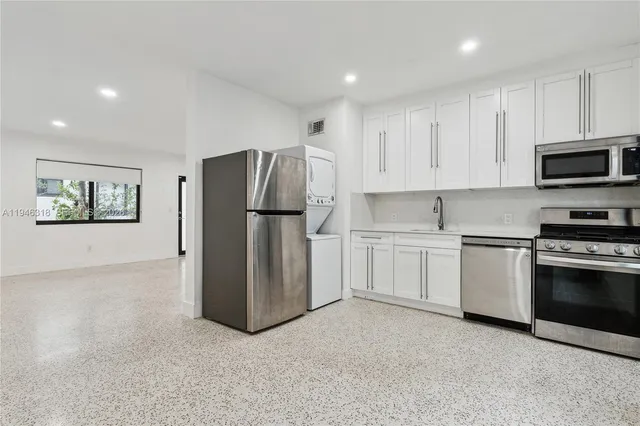 $2,600 | 8020 Crespi Boulevard, Unit 2, Miami Beach, FL 33141