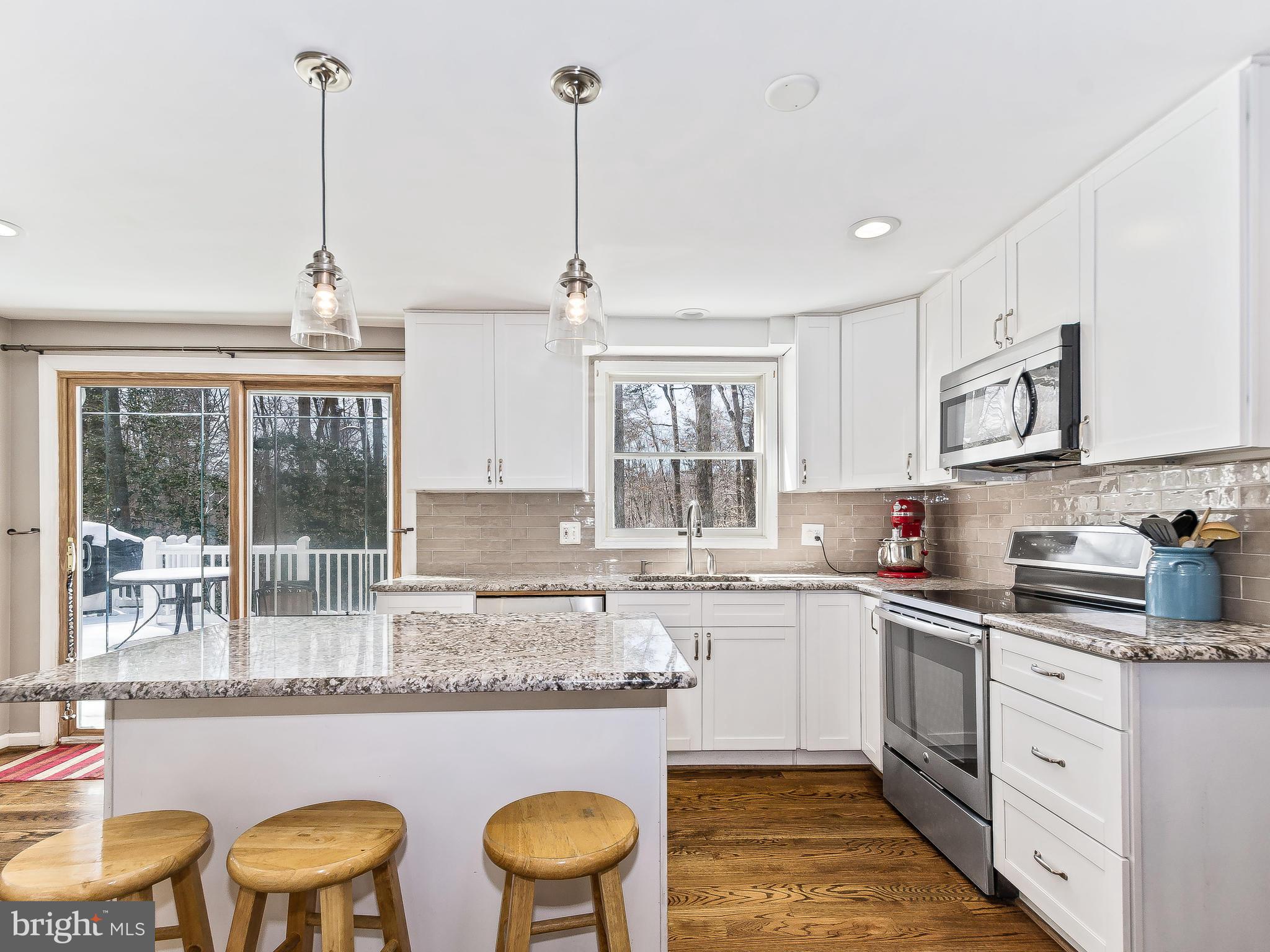 8017 Treasure Tree Court Springfield, VA 22153 - Photo 3 of 29 Modern and Upscale Back Splash
