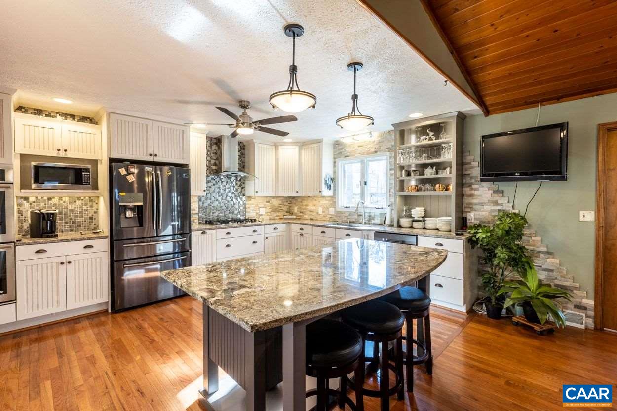 28 Colonial Road Palmyra, VA 22963 - Photo 4 of 40 a kitchen with a table and chairs in it