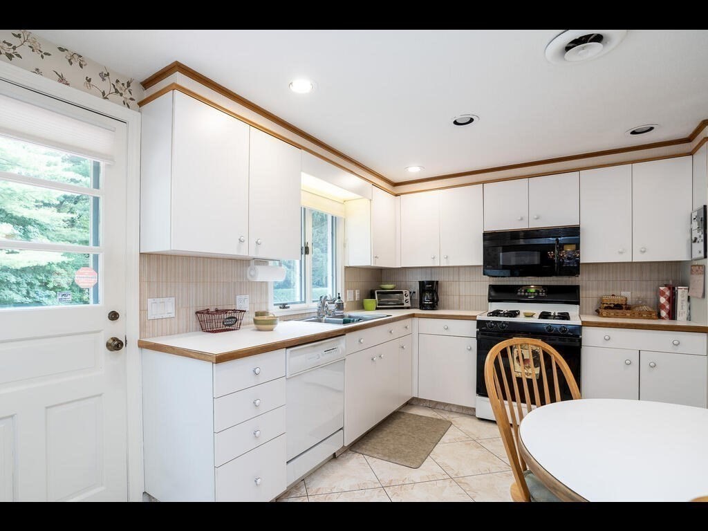 22 Blacksmith Road Wilbraham, MA 01095 - Photo 7 of 28
