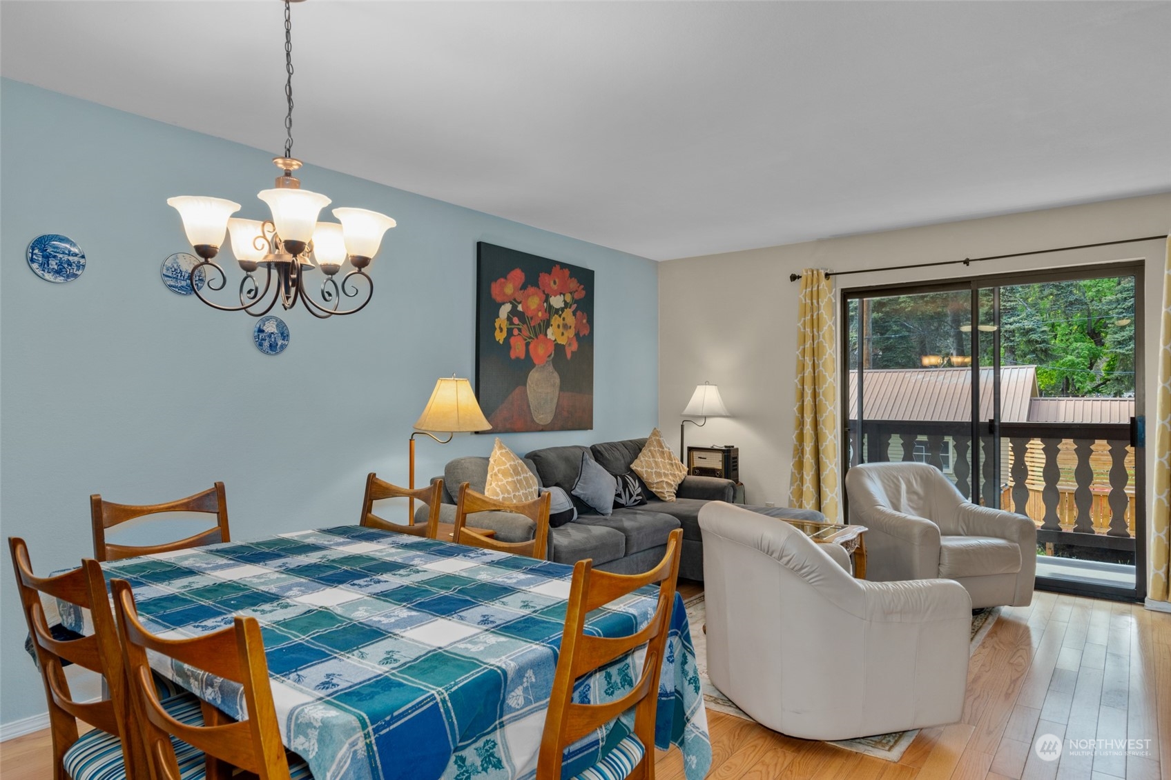 325 Division Street, Unit C Leavenworth, WA 98826 - Photo 14 of 25 a dining room with furniture a rug a potted plant and a chandelier