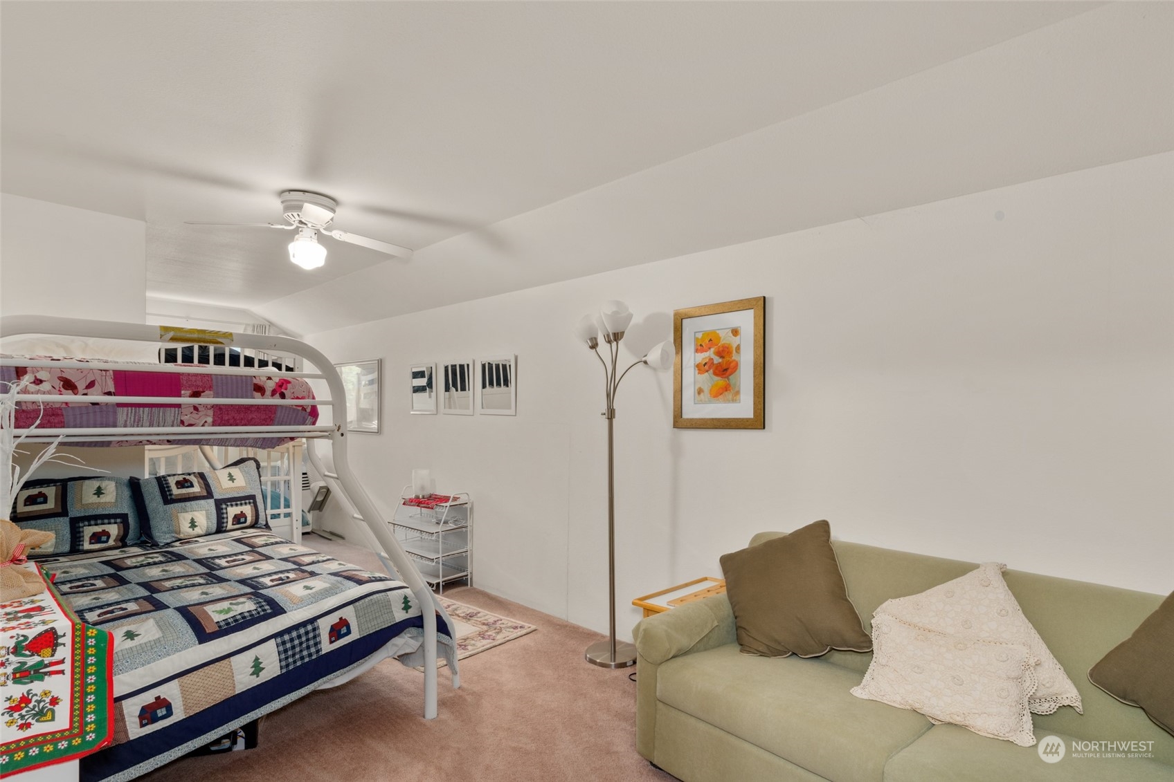 325 Division Street, Unit C Leavenworth, WA 98826 - Photo 23 of 25 a living room with furniture