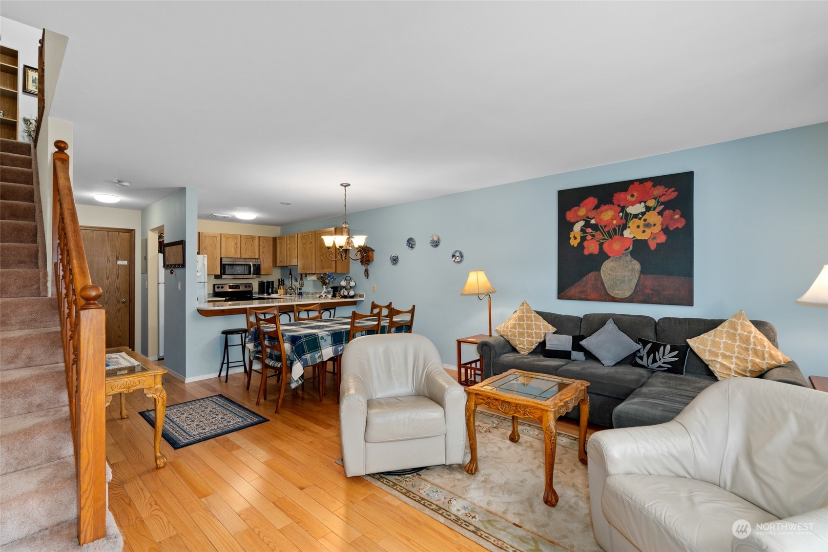 325 Division Street, Unit C Leavenworth, WA 98826 - Photo 7 of 25 a living room with furniture and kitchen view
