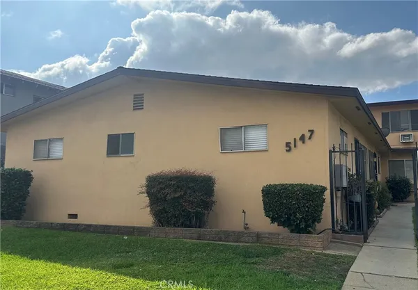 a view of a house with backyard