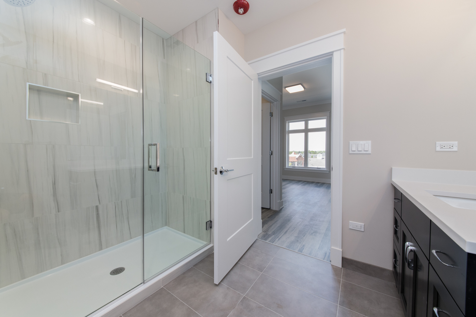 1116 Courtland Avenue, Unit 304 Park Ridge, IL 60068 - Photo 14 of 19 a bathroom with a shower