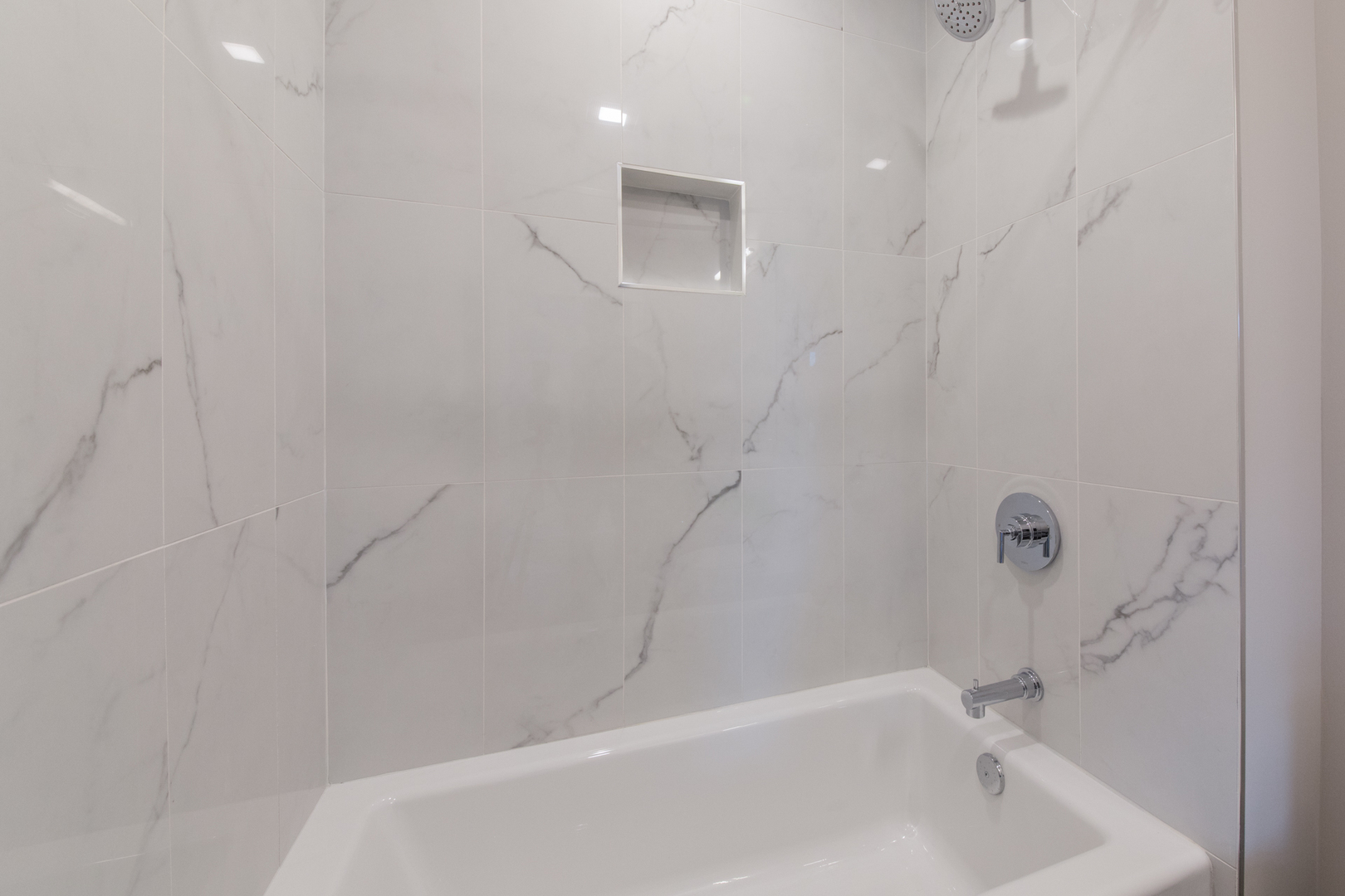 1116 Courtland Avenue, Unit 304 Park Ridge, IL 60068 - Photo 16 of 19 a bathroom with a bathtub