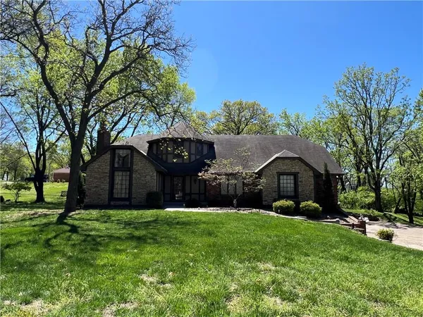 $640,000 | 5611 Oakridge Court, Platte Woods, MO 64151
