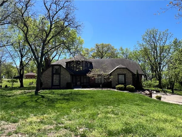 $640,000 | 5611 Oakridge Court, Platte Woods, MO 64151