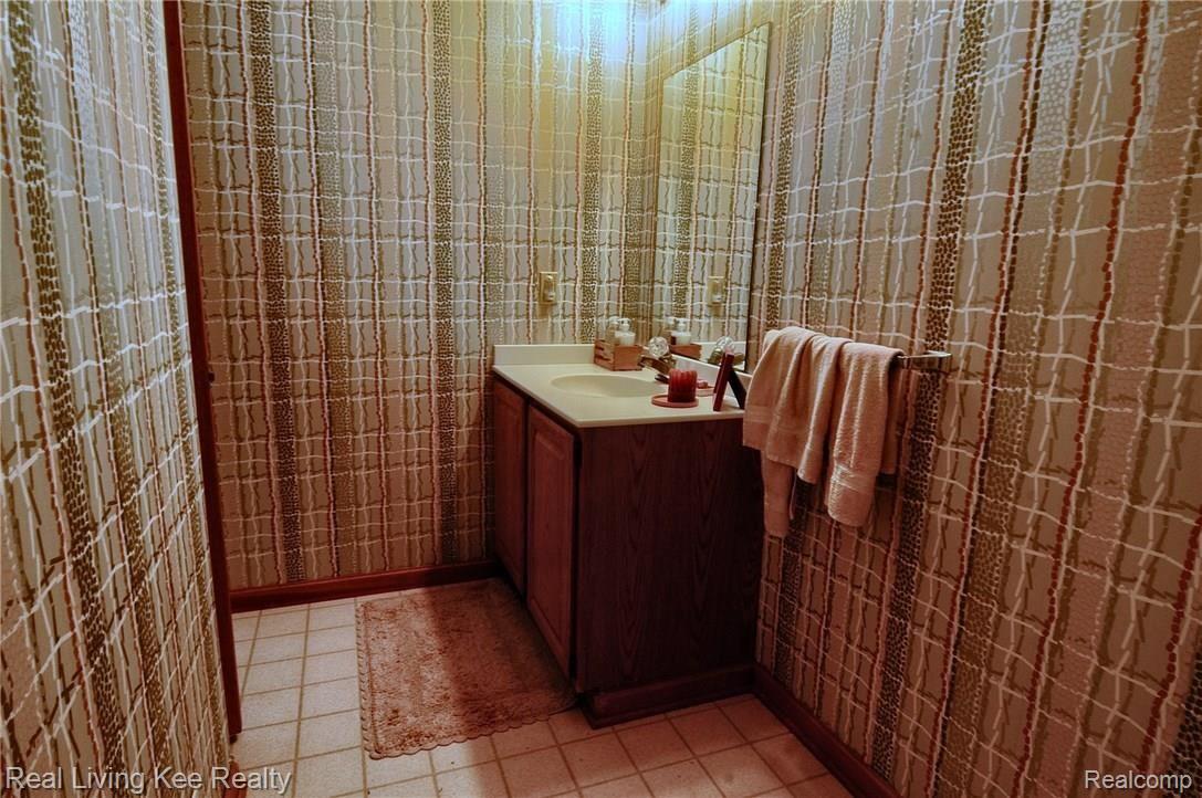 254 Ridgemont Road Oxford, MI 48370 - Photo 20 of 47 First Floor Half-Bath