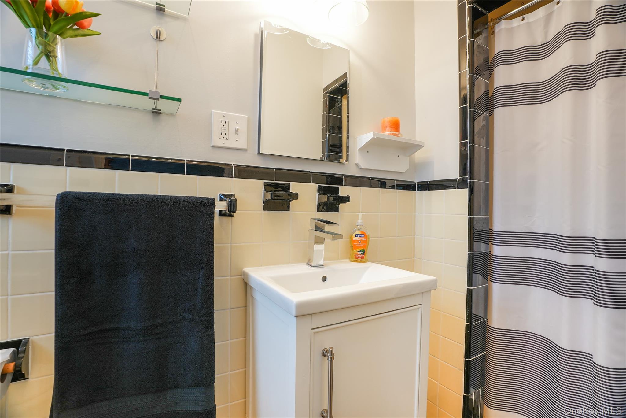 35 Rockledge Road, Unit 2A Hartsdale, NY 10530 - Photo 16 of 20 a utility room with dryer and washer