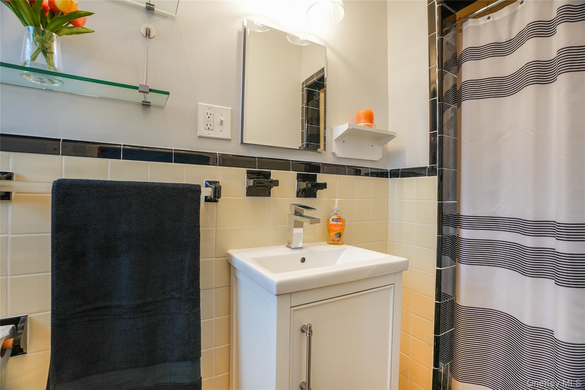 35 Rockledge Road, Unit 2A Hartsdale, NY 10530 - Photo 17 of 20 a utility room with dryer and washer