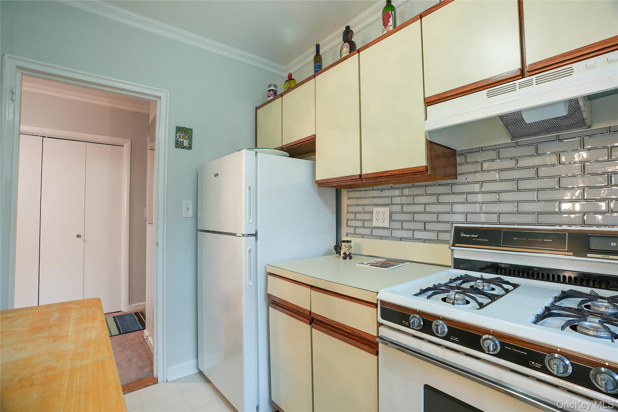 35 Rockledge Road, Unit 2A Hartsdale, NY 10530 - Photo 9 of 20 a kitchen with a stove a refrigerator and a stove