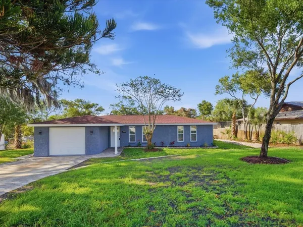 a view of a house with a yard