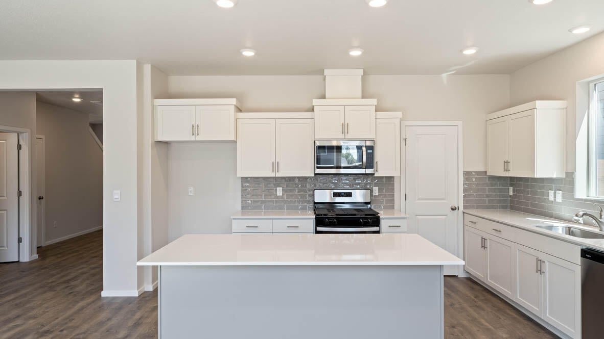 61171 Southeast Splendor Lane Bend, OR 97702 - Photo 7 of 31 007 kitchen