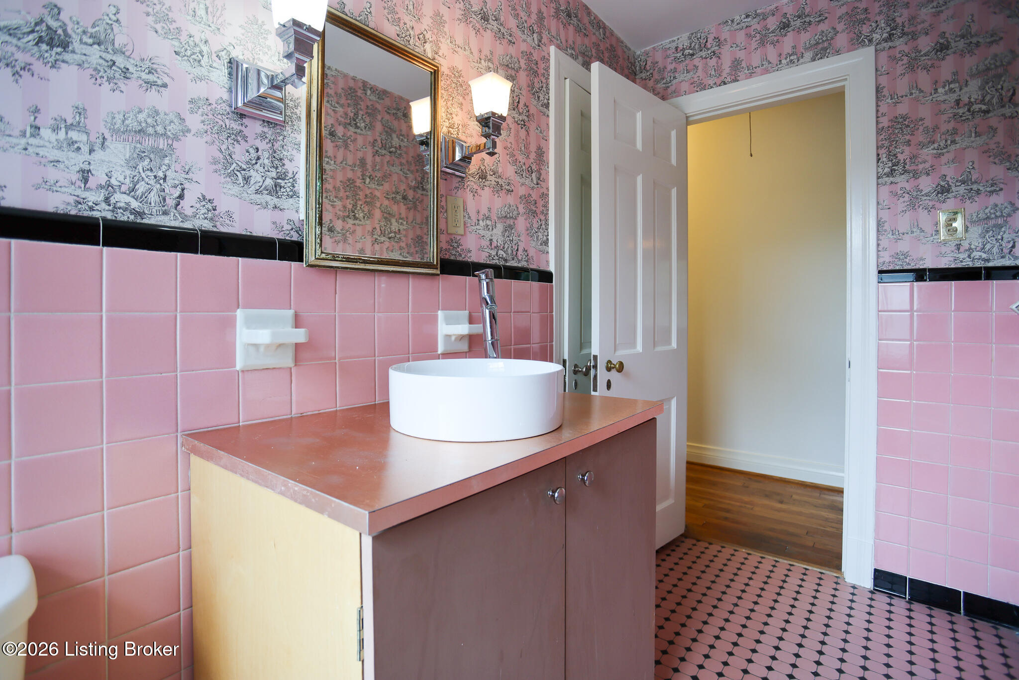 602 Sunset Road Louisville, KY 40206 - Photo 42 of 52 2nd Floor Bath