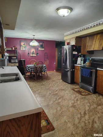 $329,900 | 26588 East Maplewood Lane, Canton, IL 61520
