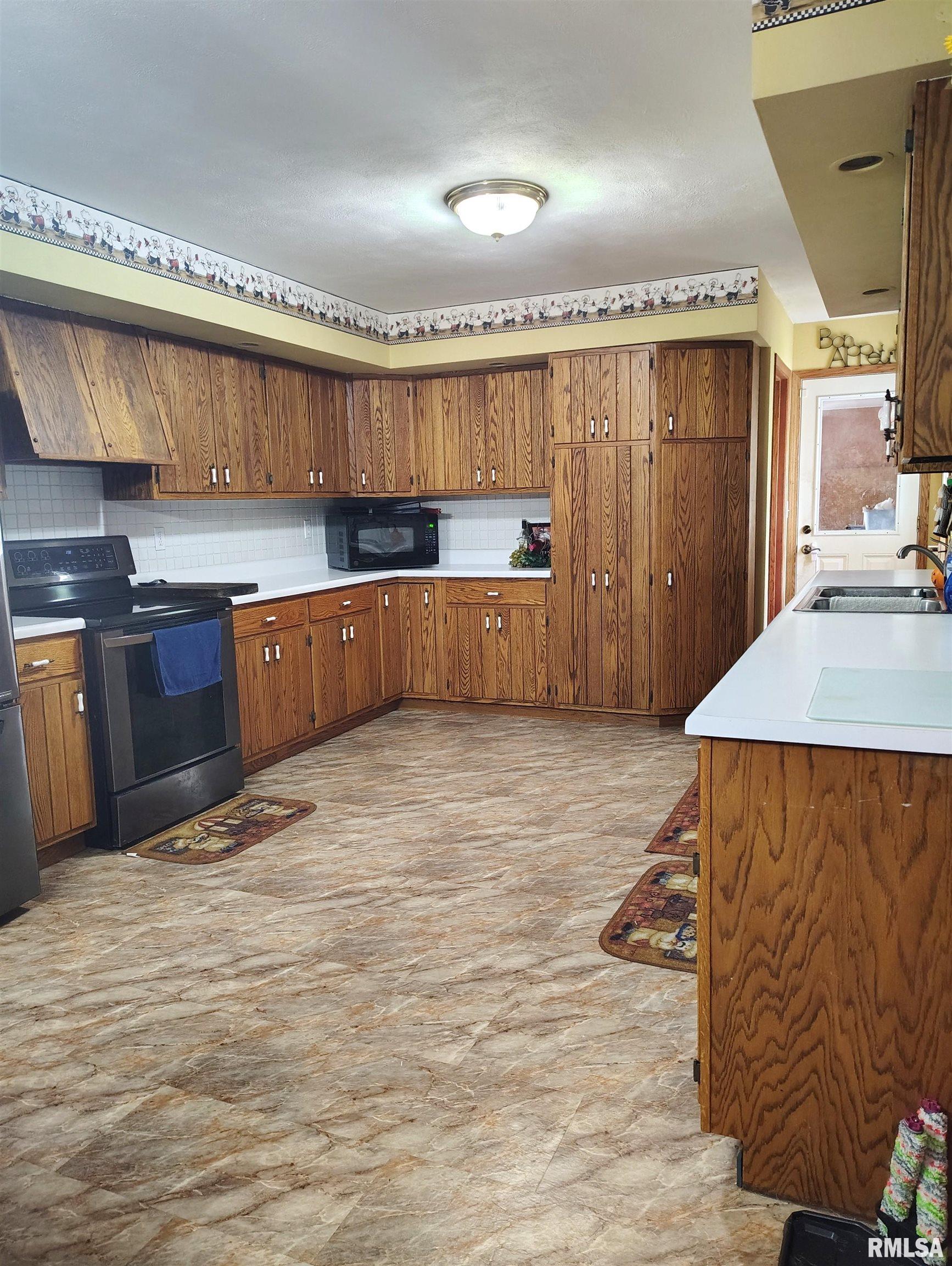 26588 East Maplewood Lane Canton, IL 61520 - Photo 8 of 50