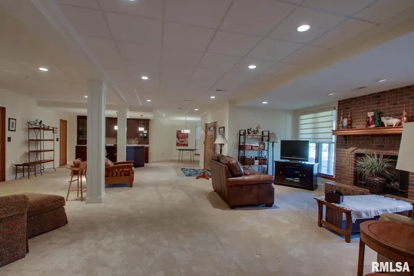 $675,000 | 609 Long Drive, Quincy, IL 62305