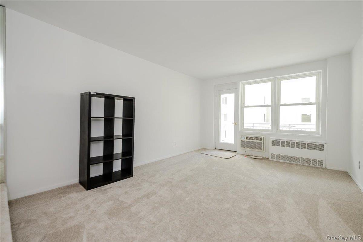 522 Shore Road, Unit 2V V Long Beach, NY 11561 - Photo 5 of 31 Living Room