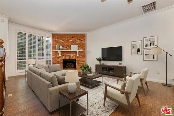 $4,500 | 18100 Burbank Boulevard, Unit 19, Tarzana, CA 91356