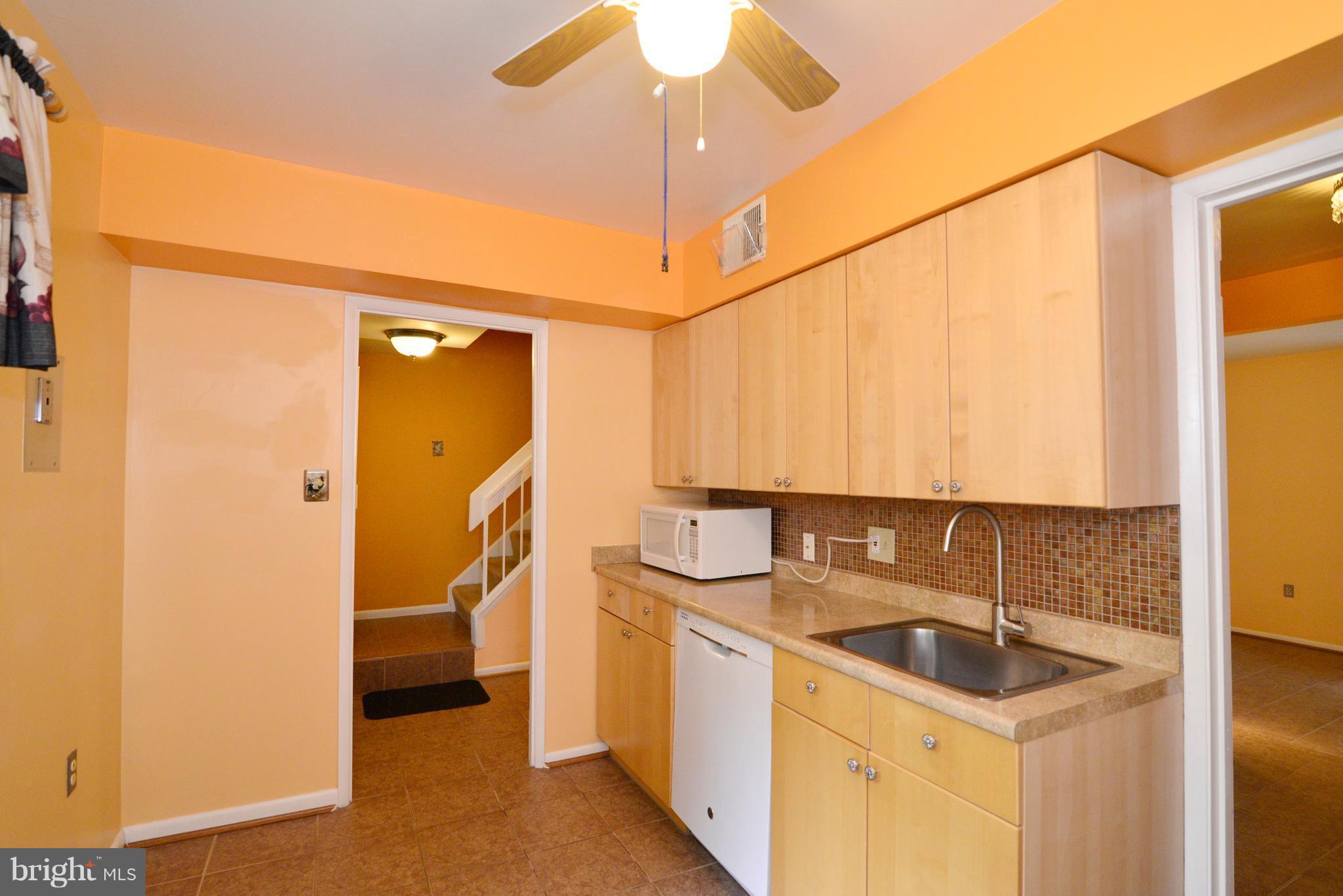 2346 Antiqua Court Reston, VA 20191 - Photo 3 of 27 Kitchen