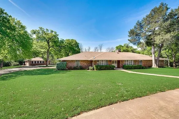 a view of a house with backyard and garden