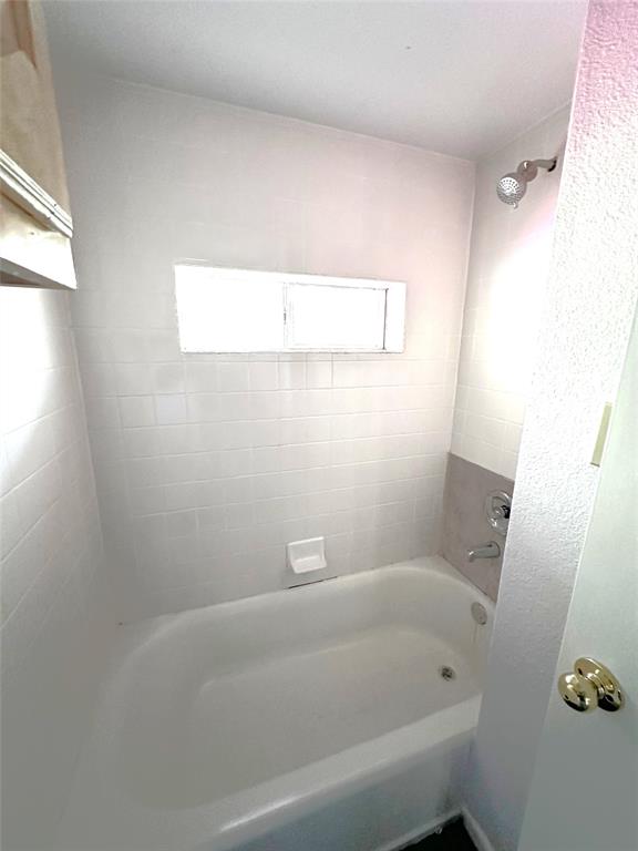 722 East Wheatland Road Duncanville, TX 75137 - Photo 35 of 40 a bathroom with a bathtub