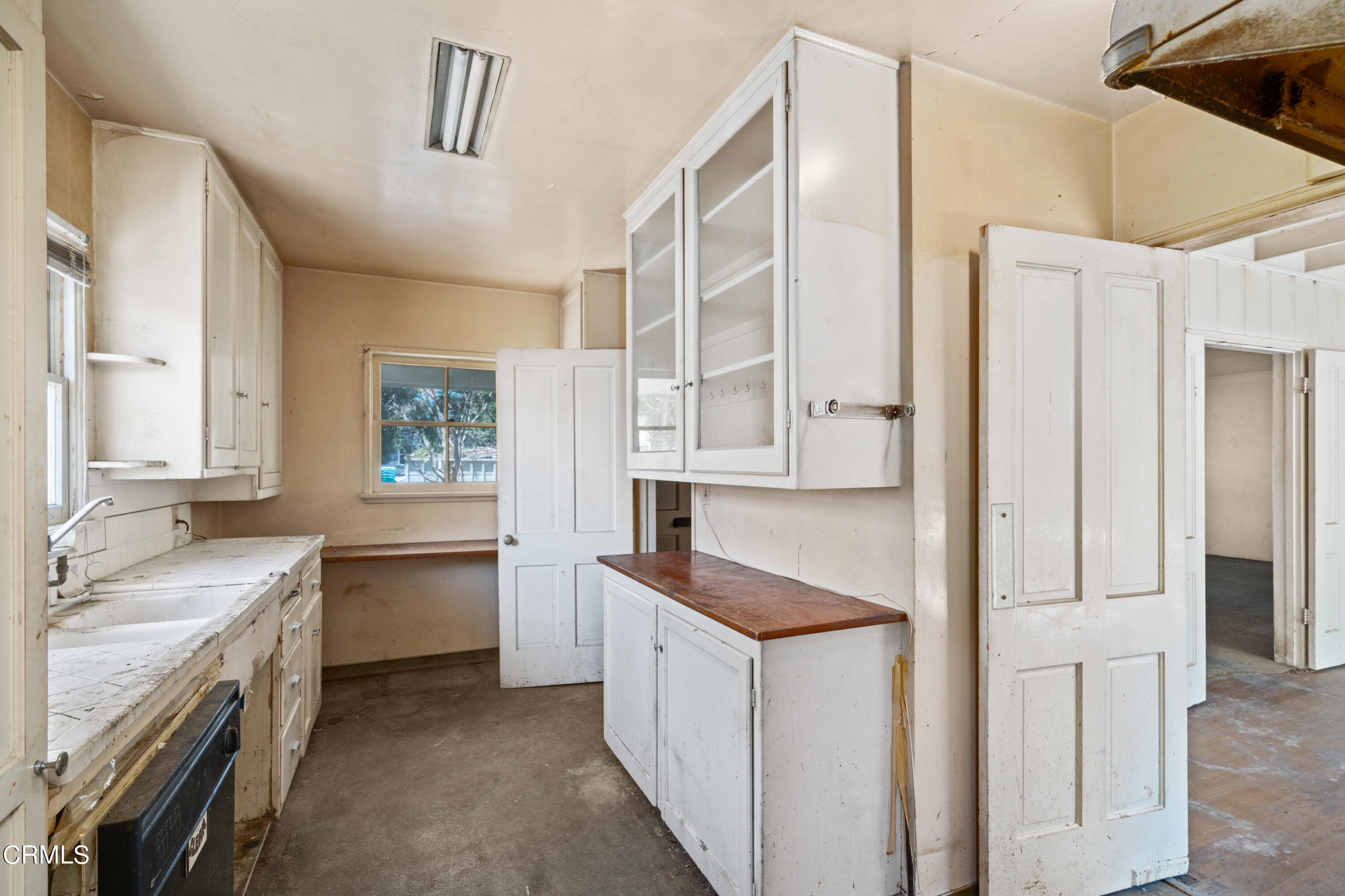 3254 Orlando Road Pasadena, CA 91107 - Photo 13 of 25 a kitchen with a sink stove and refrigerator