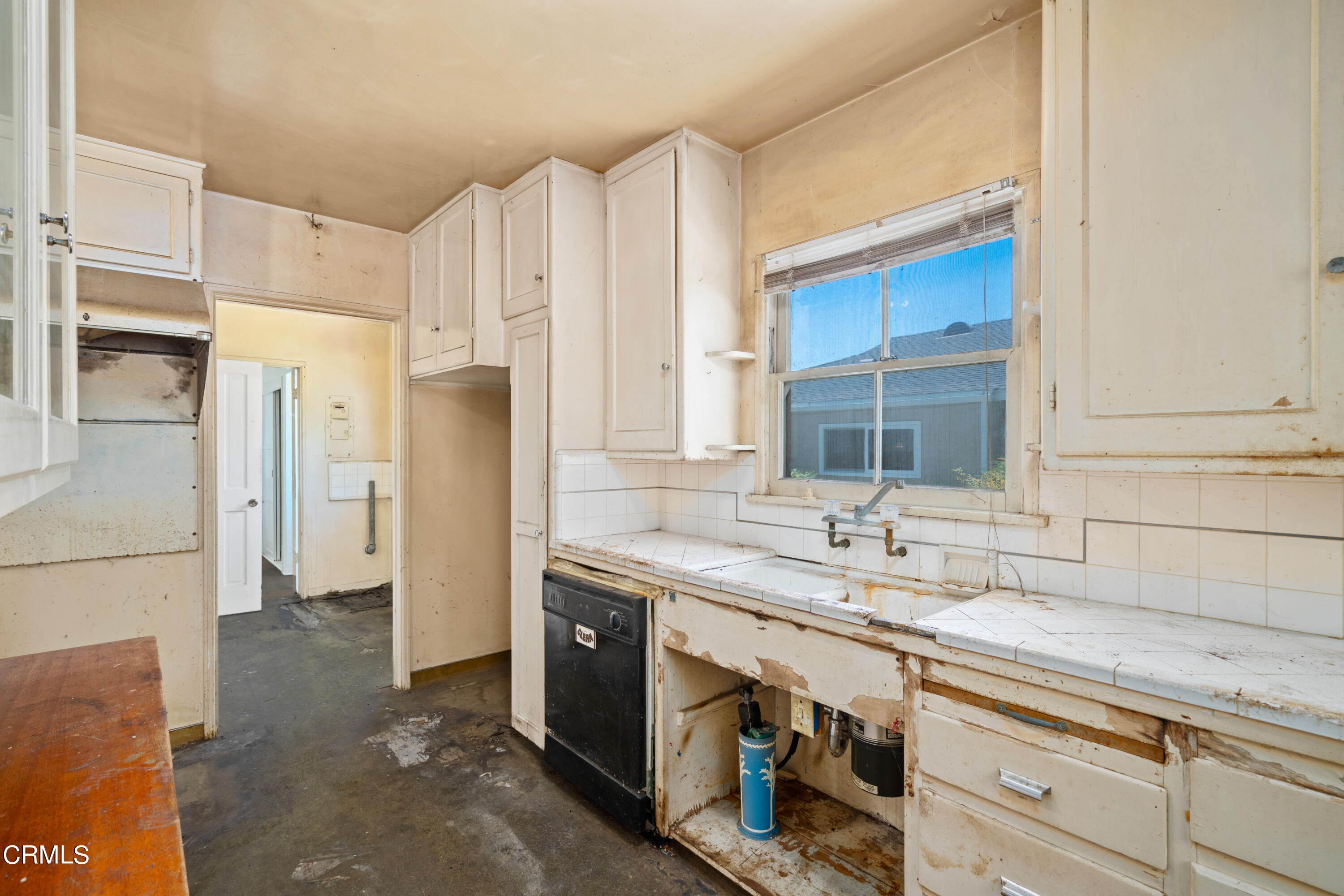 3254 Orlando Road Pasadena, CA 91107 - Photo 14 of 25 a kitchen with stainless steel appliances granite countertop a refrigerator and a sink