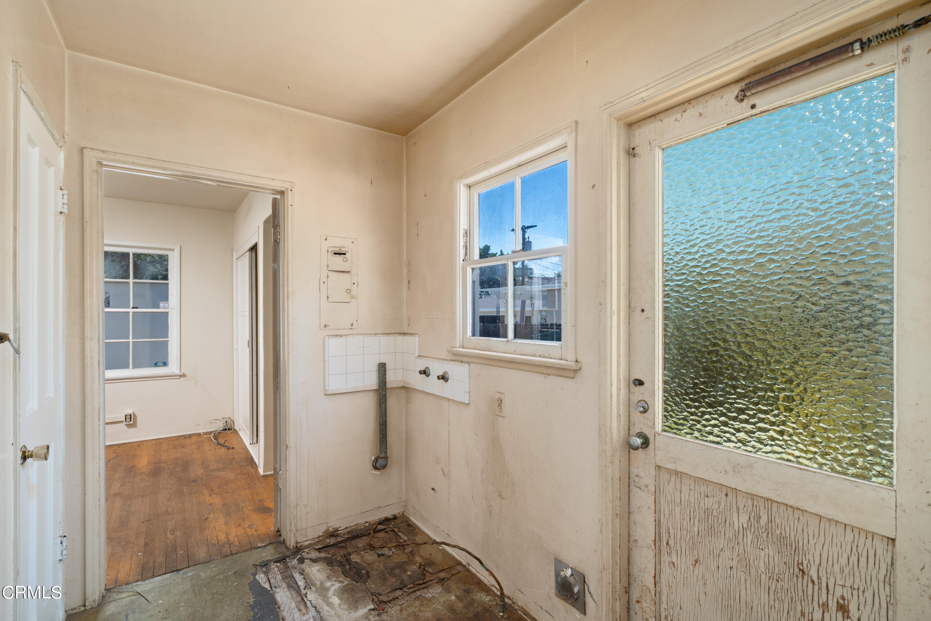 3254 Orlando Road Pasadena, CA 91107 - Photo 16 of 25 a view of a room that has a window